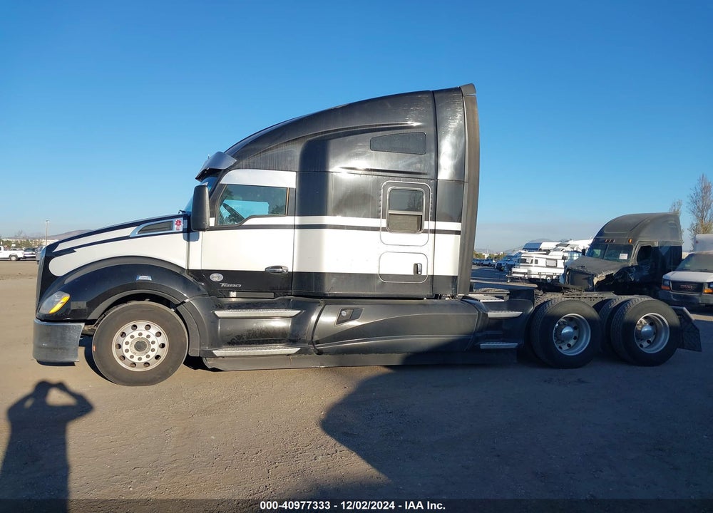 2019 KENWORTH T680 VIN: 1XKYD49X8KJ352873