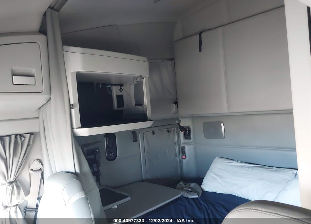2019 KENWORTH T680 VIN: 1XKYD49X8KJ352873