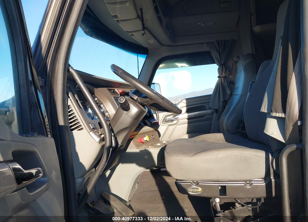 2019 KENWORTH T680 VIN: 1XKYD49X8KJ352873