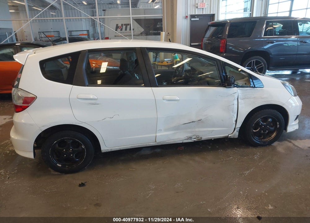 2013 HONDA FIT VIN: JHMGE8H52DC064381
