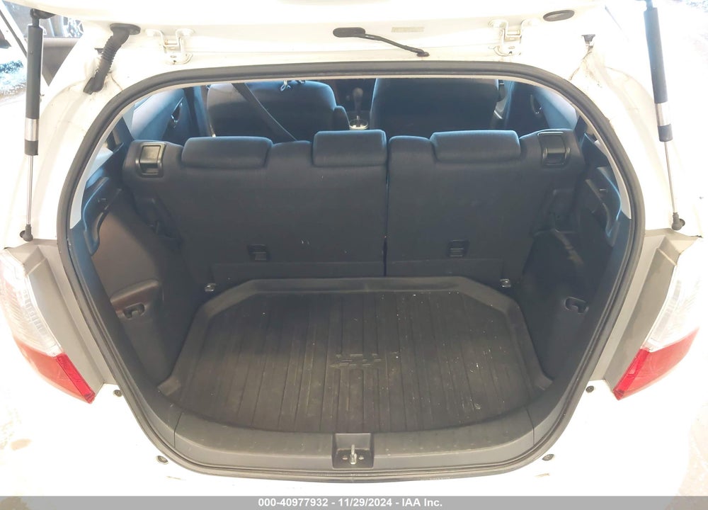 2013 HONDA FIT VIN: JHMGE8H52DC064381