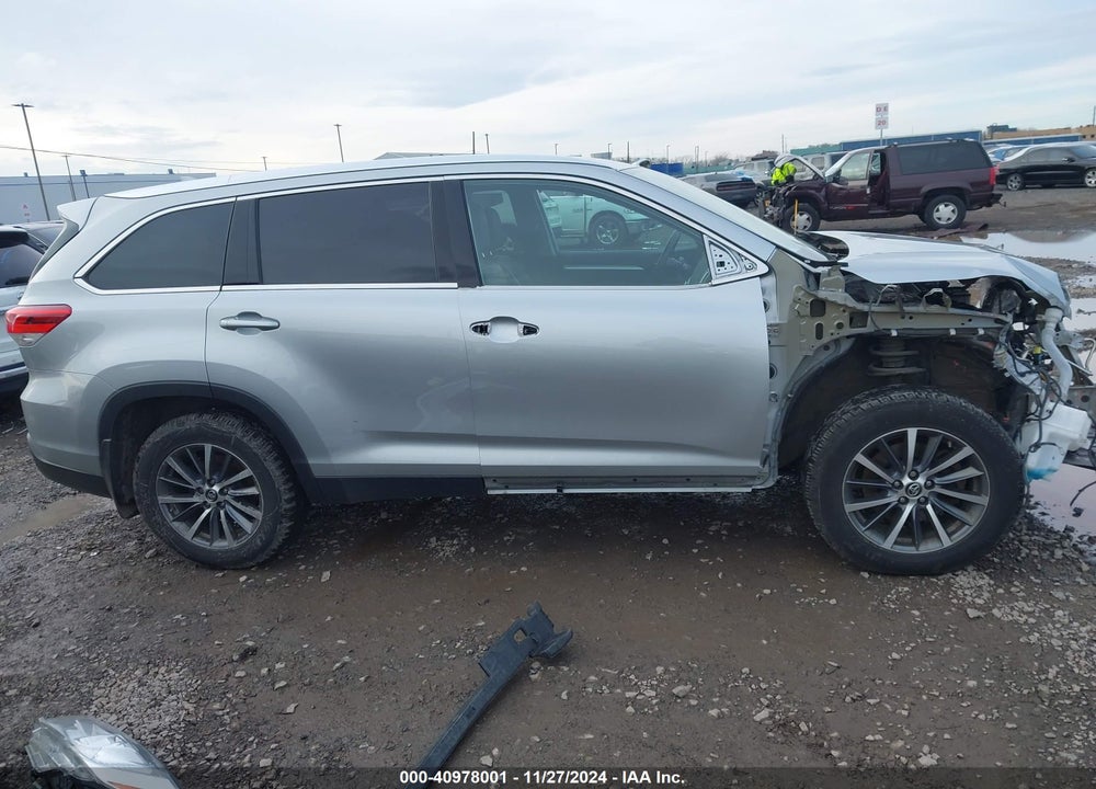 2019 TOYOTA HIGHLANDER XLE VIN: 5TDJZRFH6KS616412