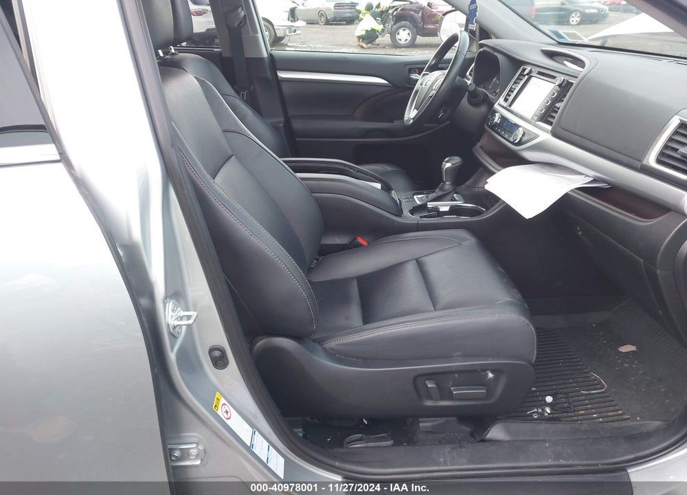 2019 TOYOTA HIGHLANDER XLE VIN: 5TDJZRFH6KS616412