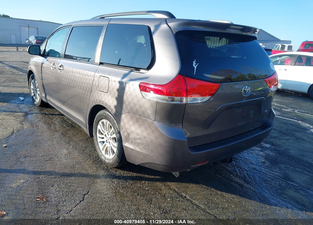 2014 TOYOTA SIENNA XLE V6 8 PASSENGER VIN: 5TDYK3DCXES486176