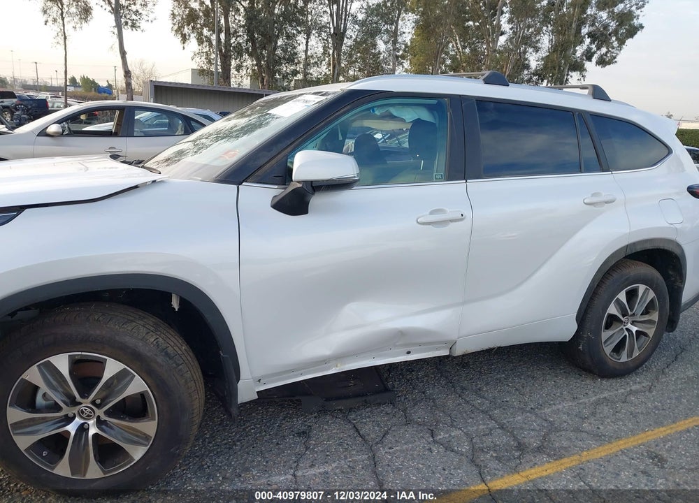 2024 TOYOTA HIGHLANDER XLE VIN: 5TDKDRAH8RS053044