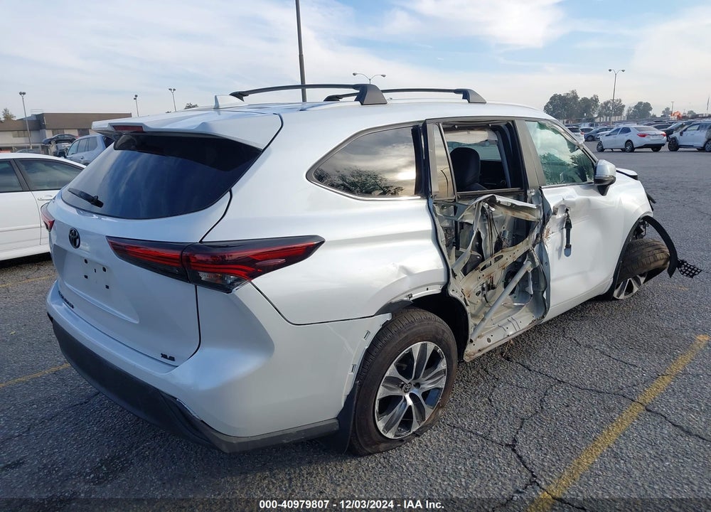 2024 TOYOTA HIGHLANDER XLE VIN: 5TDKDRAH8RS053044