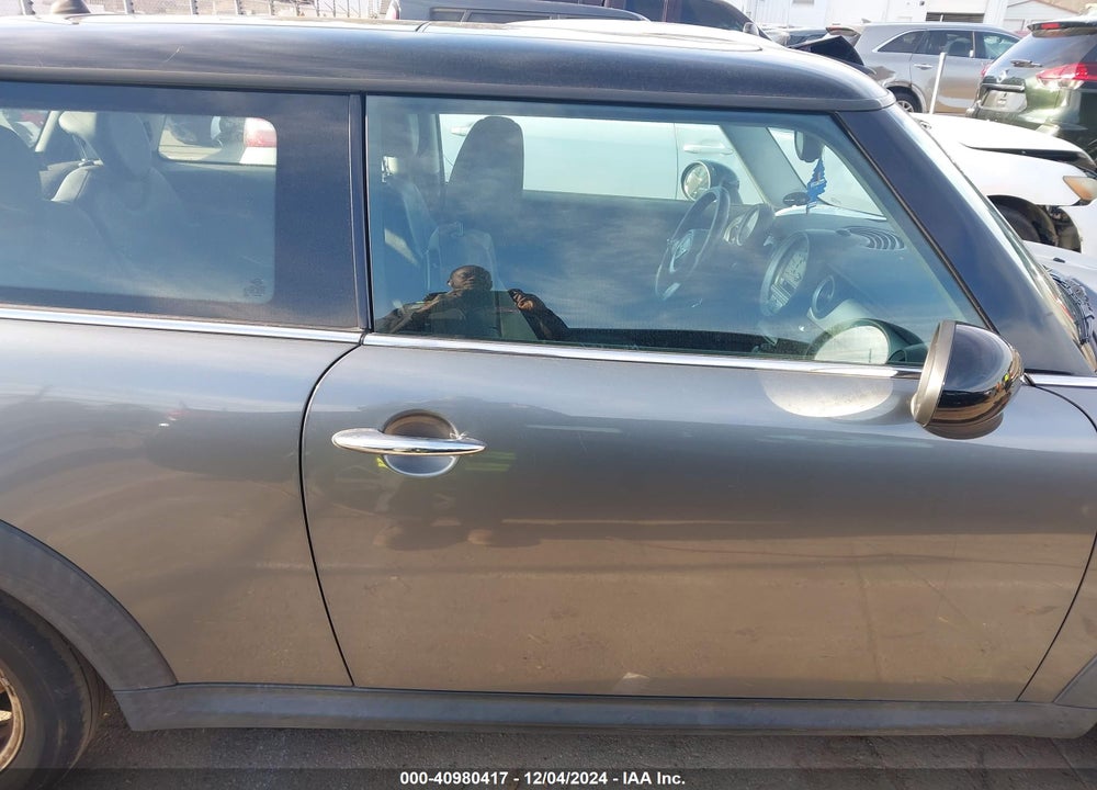 2010 MINI COOPER VIN: WMWMF3C52ATZ24221