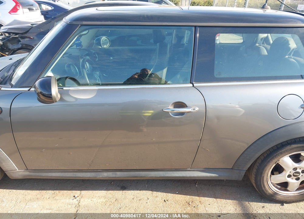 2010 MINI COOPER VIN: WMWMF3C52ATZ24221