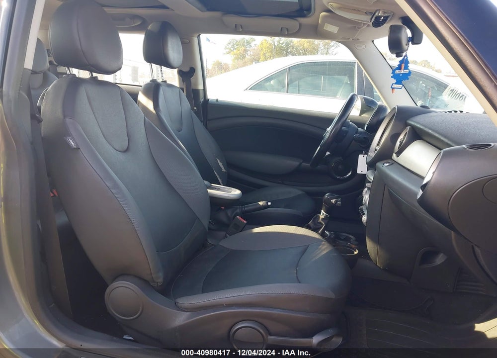 2010 MINI COOPER VIN: WMWMF3C52ATZ24221
