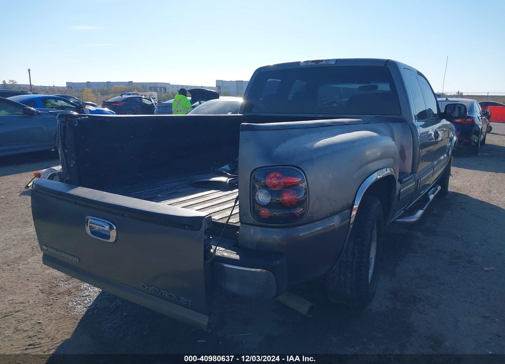 2000 CHEVROLET SILVERADO 1500 LS VIN: 2GCEC19T1Y1211532