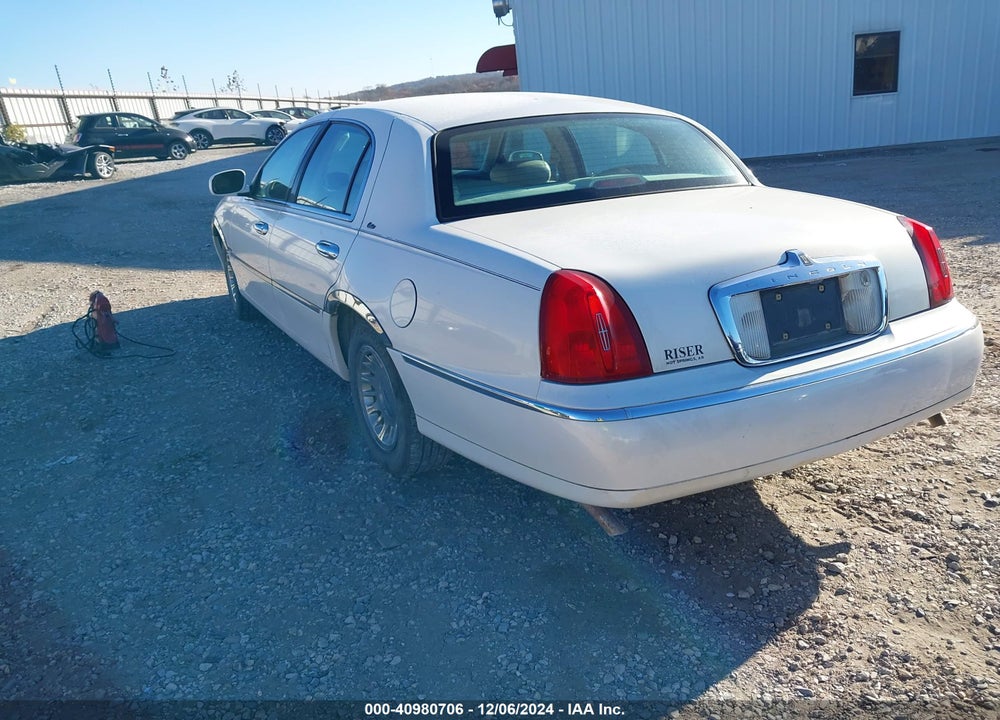 1999 LINCOLN TOWN CAR CARTIER VIN: 1LNHM83W5XY618525