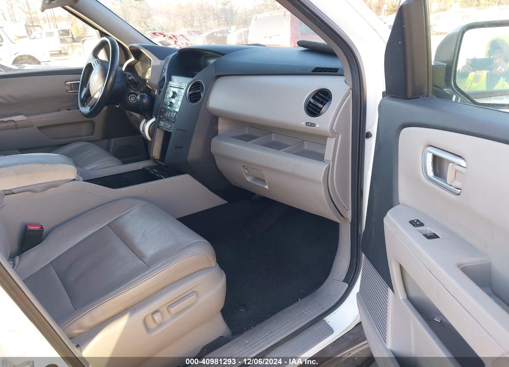 2011 HONDA PILOT EX-L VIN: 5FNYF3H56BB014895