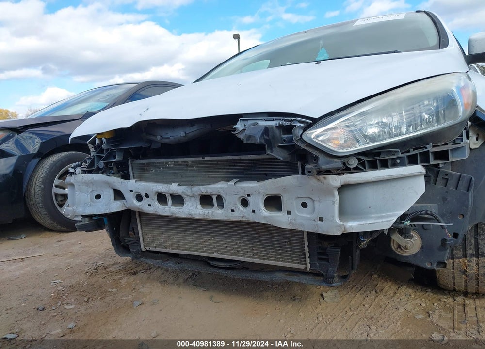 2015 FORD FOCUS SE VIN: 1FADP3K21FL311172
