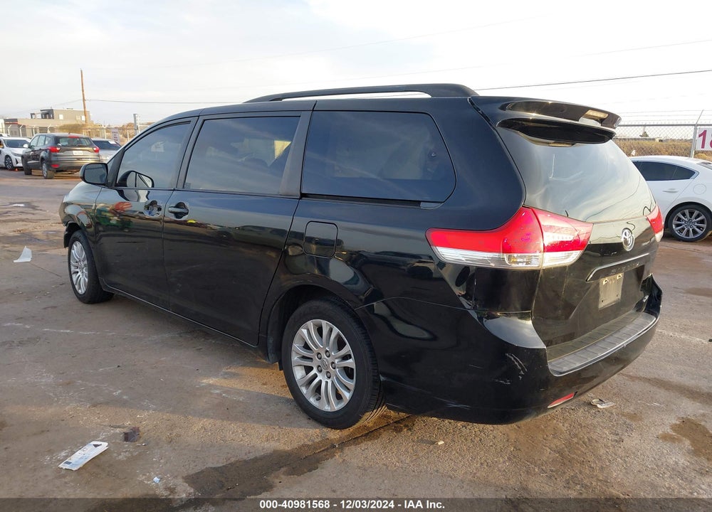 2013 TOYOTA SIENNA XLE V6 8 PASSENGER VIN: 5TDYK3DC5DS387814