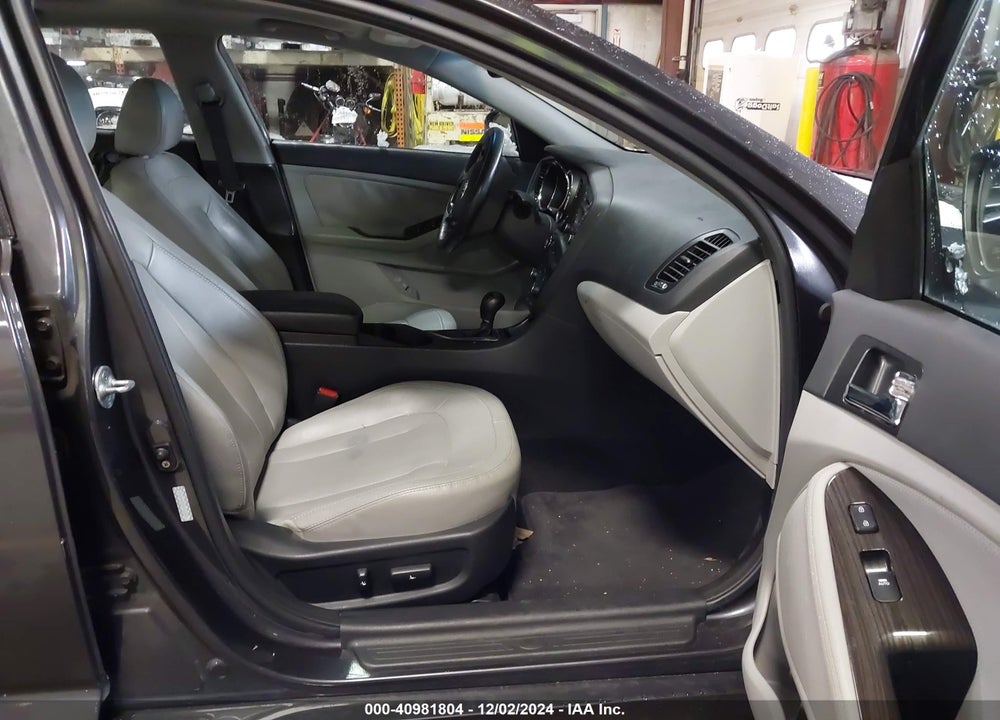 2011 KIA OPTIMA EX VIN: KNAGN4A79B5111409