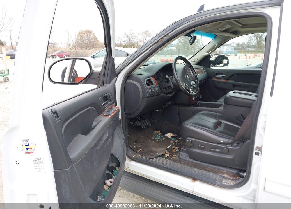 2013 CHEVROLET SUBURBAN 1500 LT VIN: 1GNSKJE73DR111133