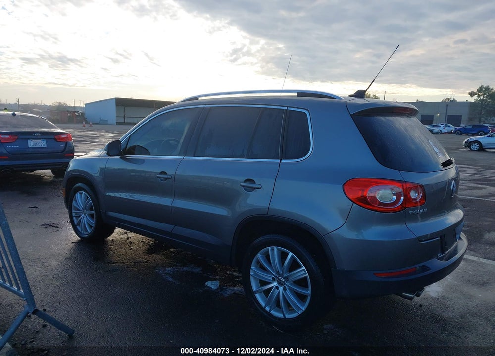 2011 VOLKSWAGEN TIGUAN SE VIN: WVGAV7AX7BW505961