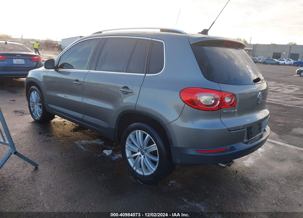 2011 VOLKSWAGEN TIGUAN SE VIN: WVGAV7AX7BW505961