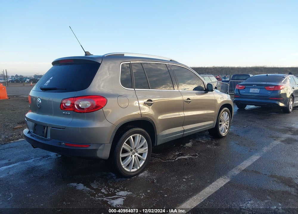 2011 VOLKSWAGEN TIGUAN SE VIN: WVGAV7AX7BW505961