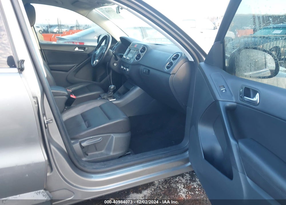 2011 VOLKSWAGEN TIGUAN SE VIN: WVGAV7AX7BW505961