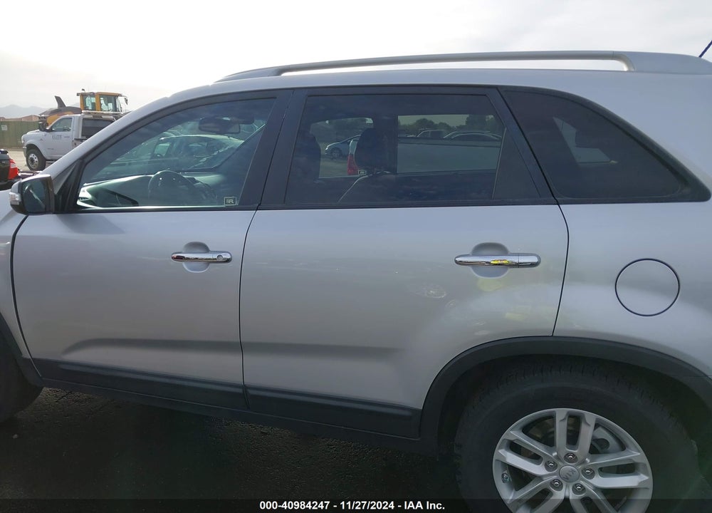 2014 KIA SORENTO LX VIN: 5XYKT4A61EG481033