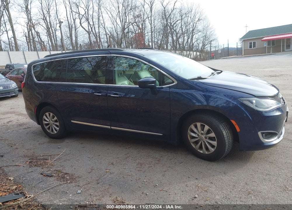 2017 CHRYSLER PACIFICA TOURING L VIN: 2C4RC1BG8HR823792