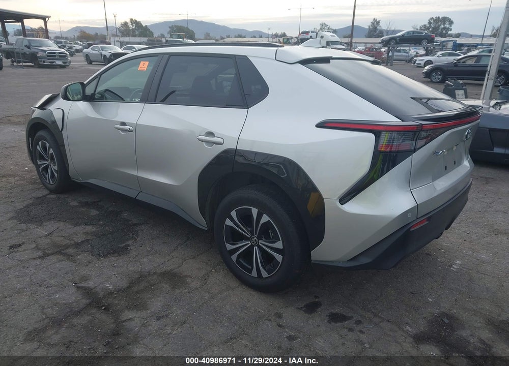 2023 TOYOTA BZ4X XLE VIN: JTMAAAAA5PA023390
