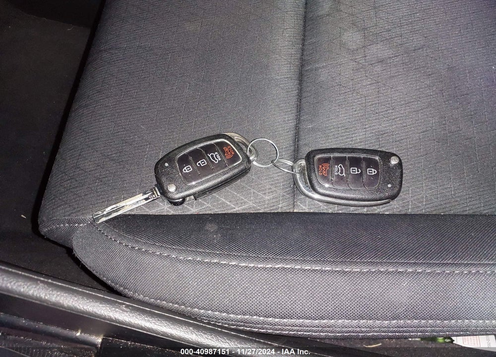 2016 HYUNDAI TUCSON SE VIN: KM8J33A43GU075918