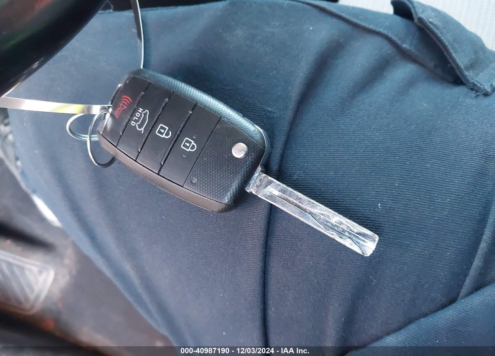 2015 KIA SORENTO LX VIN: 5XYKTDA64FG557068