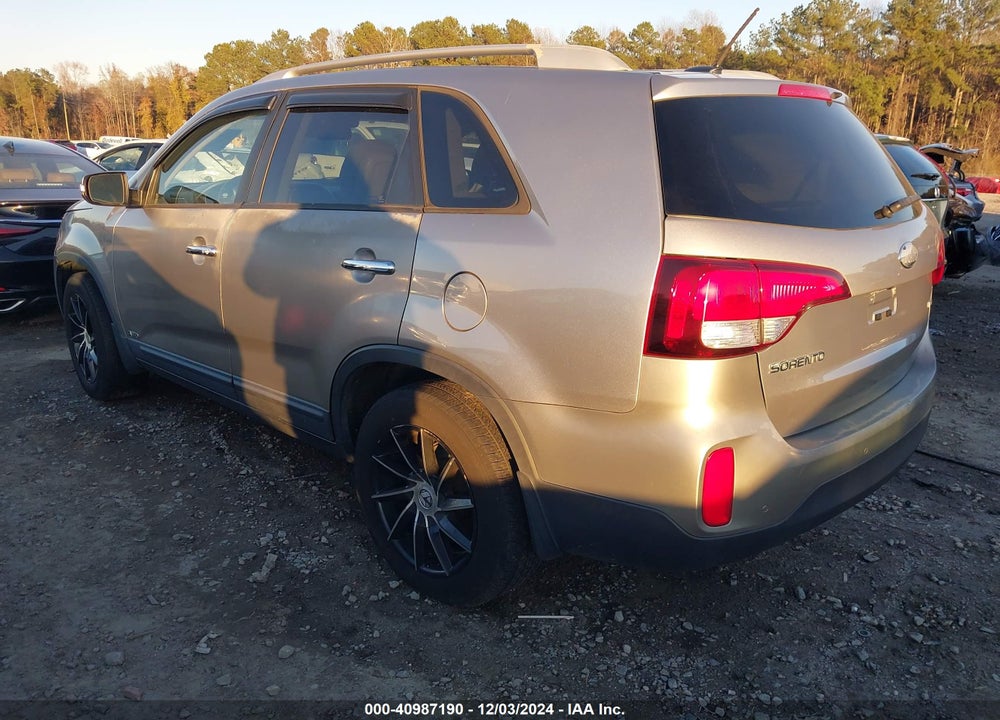 2015 KIA SORENTO LX VIN: 5XYKTDA64FG557068
