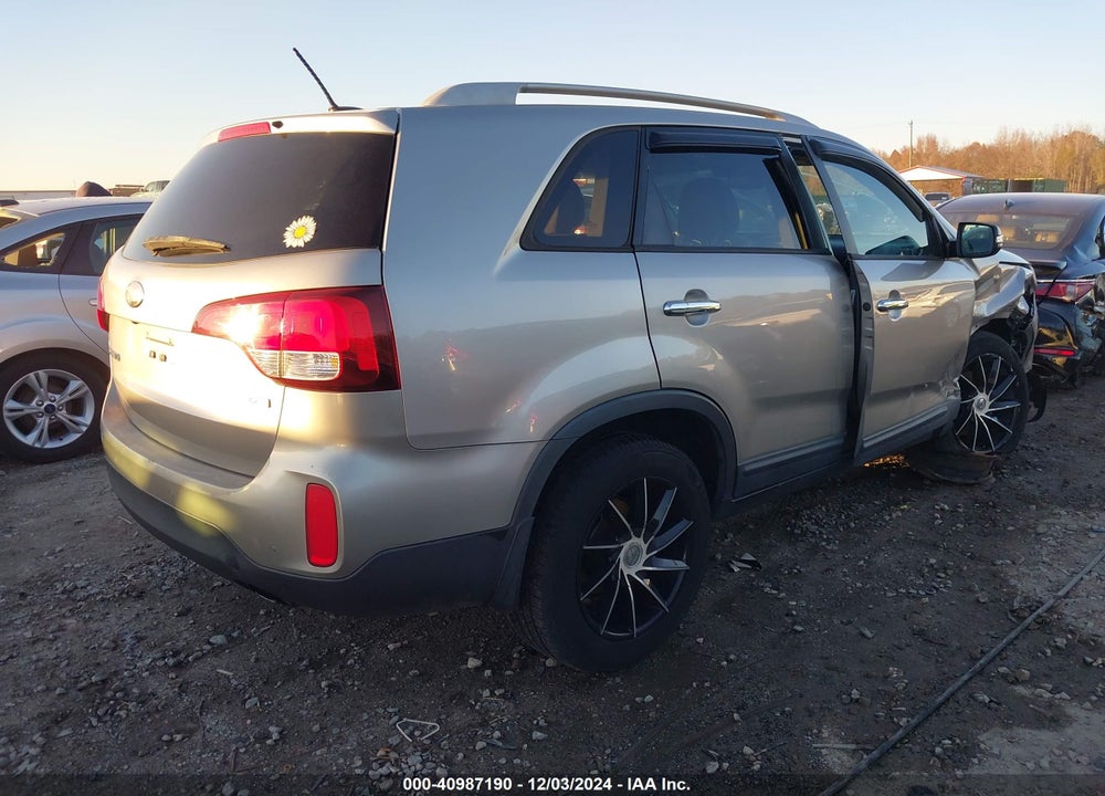 2015 KIA SORENTO LX VIN: 5XYKTDA64FG557068