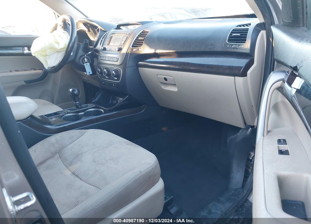 2015 KIA SORENTO LX VIN: 5XYKTDA64FG557068