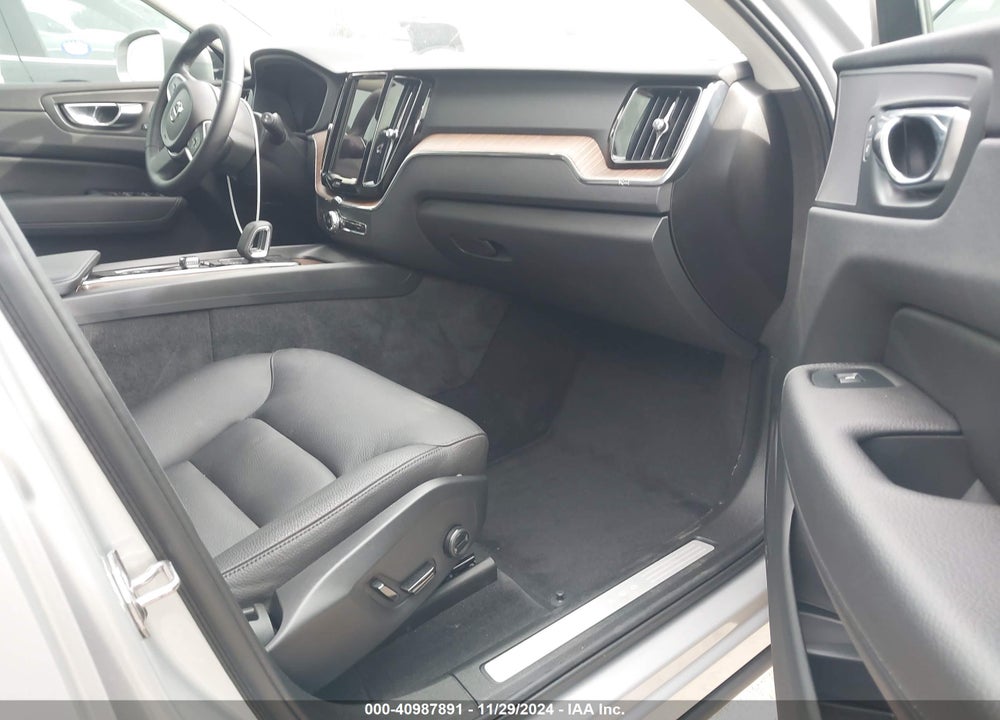 2022 VOLVO XC60 B5 MOMENTUM VIN: YV4L12RK1N1941336