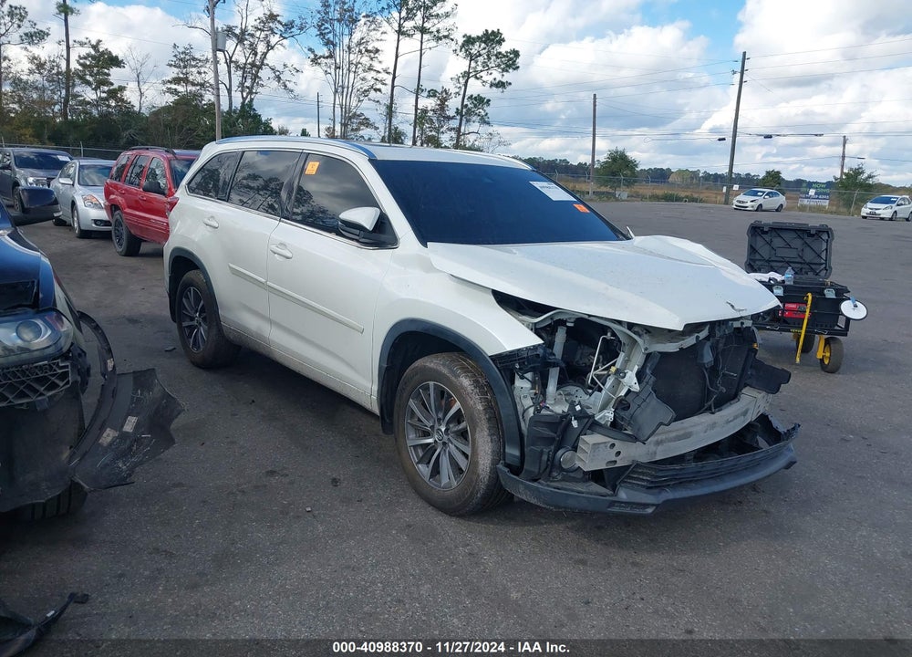 2017 TOYOTA HIGHLANDER XLE VIN: 5TDJZRFH2HS438460