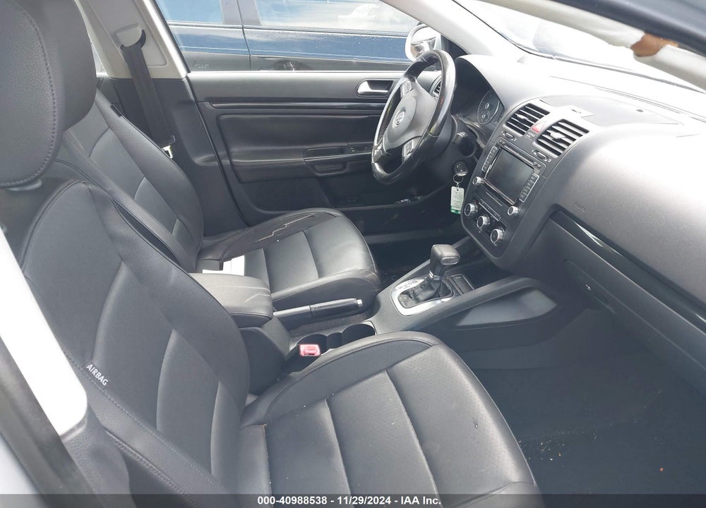2010 VOLKSWAGEN JETTA TDI VIN: 3VWRL7AJ3AM121258