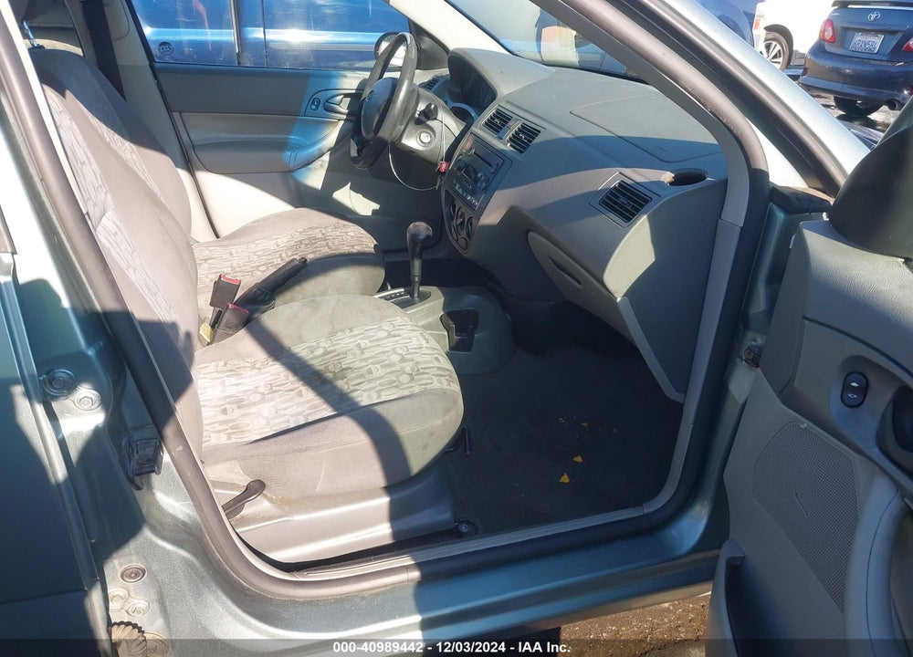 2005 FORD FOCUS ZX4 VIN: 1FAFP34N05W290330