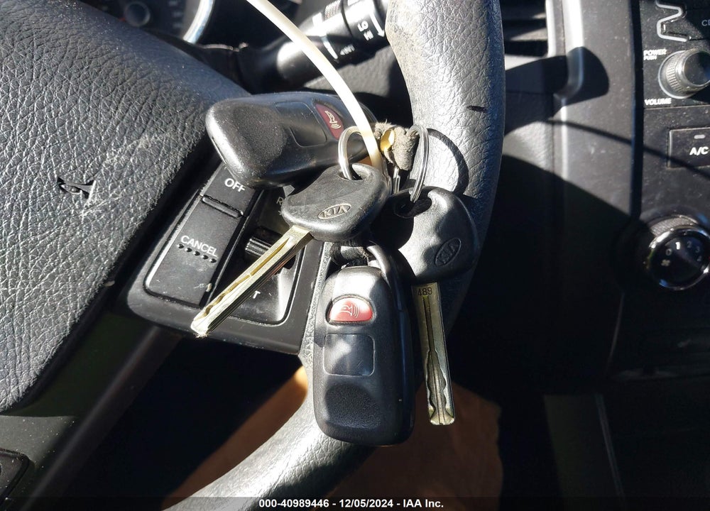 2011 KIA SORENTO LX VIN: 5XYKTCA19BG178849
