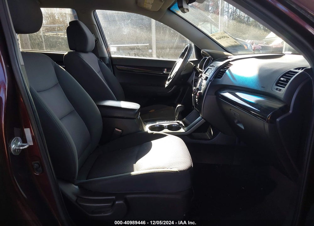 2011 KIA SORENTO LX VIN: 5XYKTCA19BG178849
