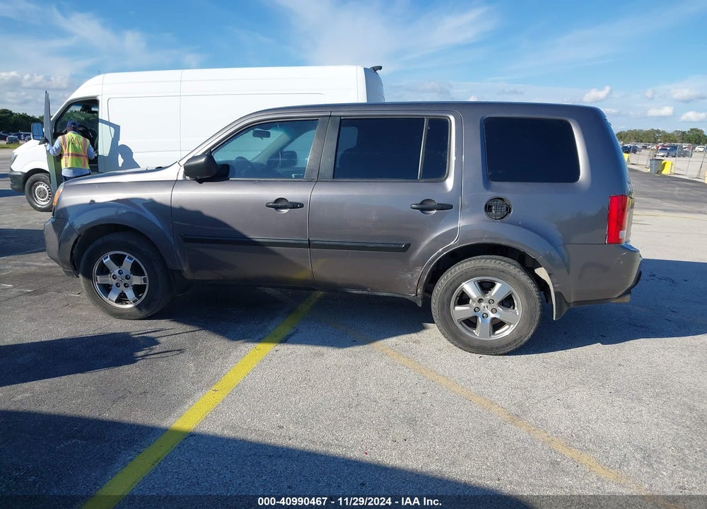2011 HONDA PILOT LX VIN: 5FNYF3H29BB035889