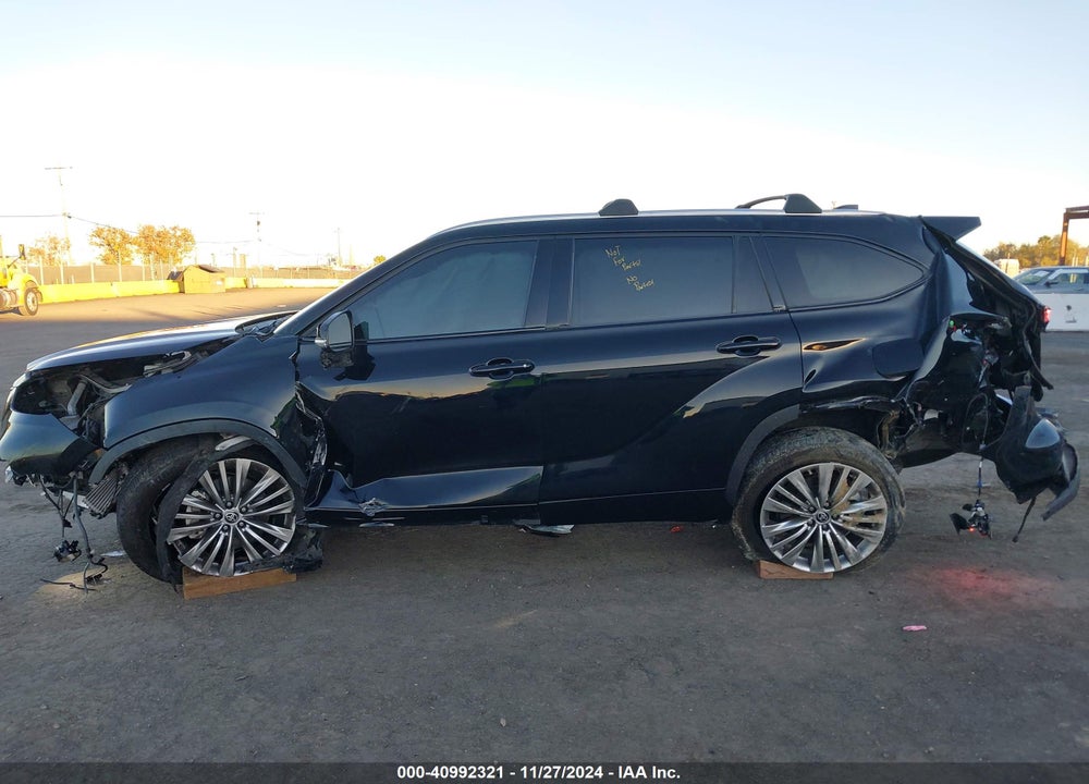 2022 TOYOTA HIGHLANDER PLATINUM VIN: 5TDFZRBH6NS256039