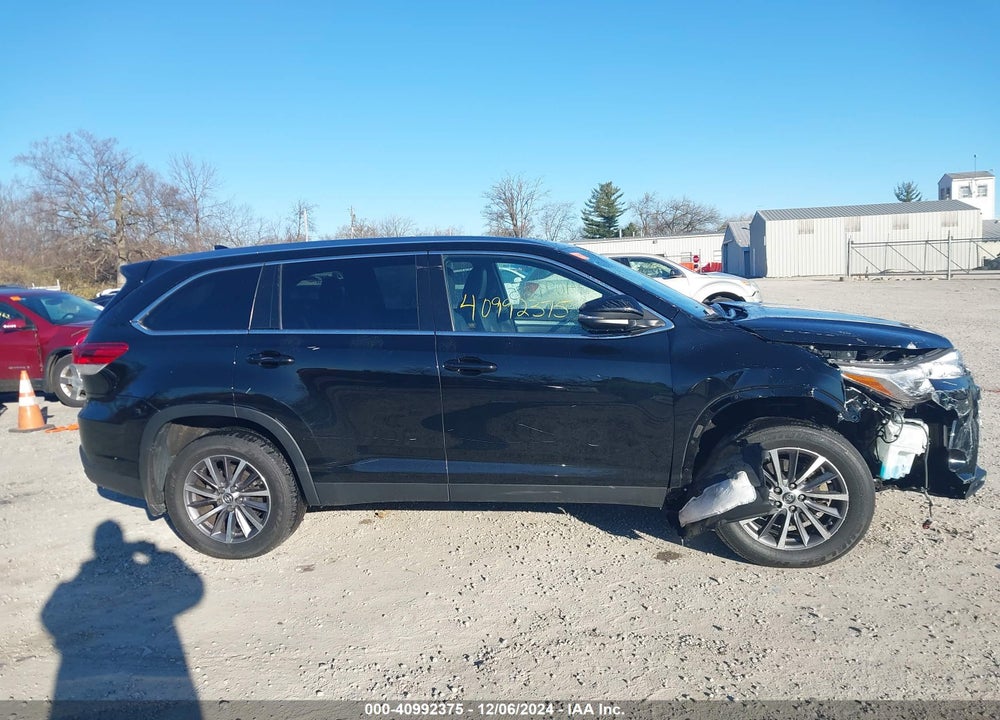 2019 TOYOTA HIGHLANDER XLE VIN: 5TDJZRFH1KS597896