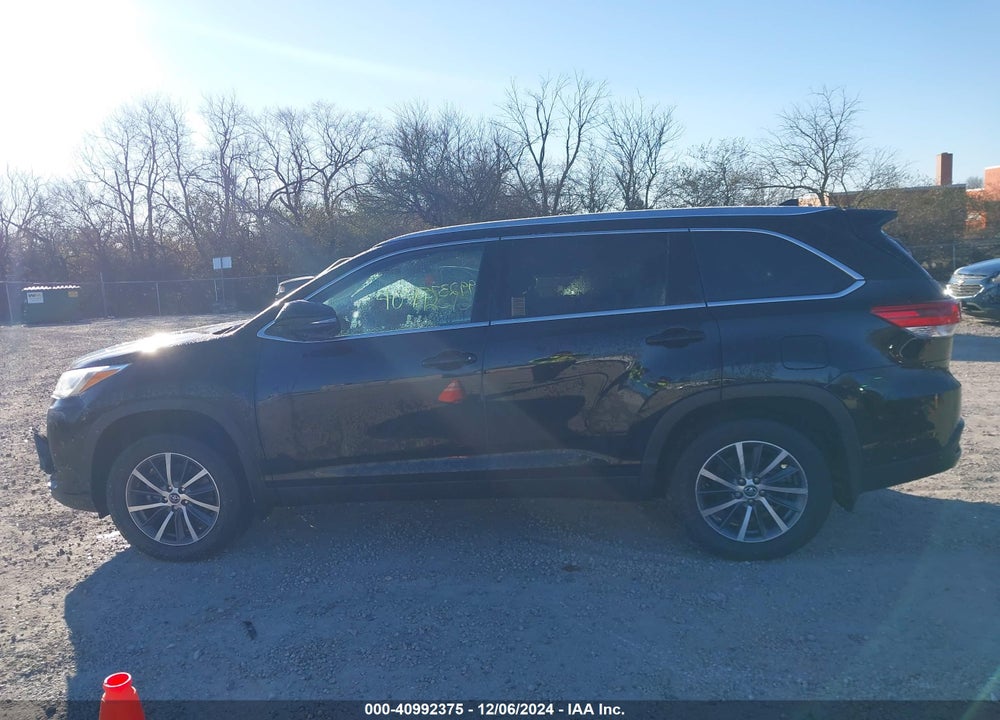 2019 TOYOTA HIGHLANDER XLE VIN: 5TDJZRFH1KS597896