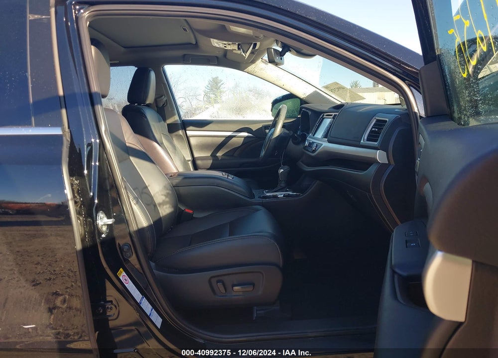 2019 TOYOTA HIGHLANDER XLE VIN: 5TDJZRFH1KS597896