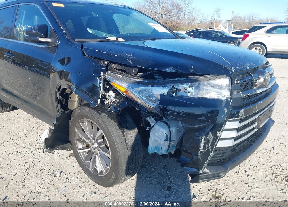 2019 TOYOTA HIGHLANDER XLE VIN: 5TDJZRFH1KS597896