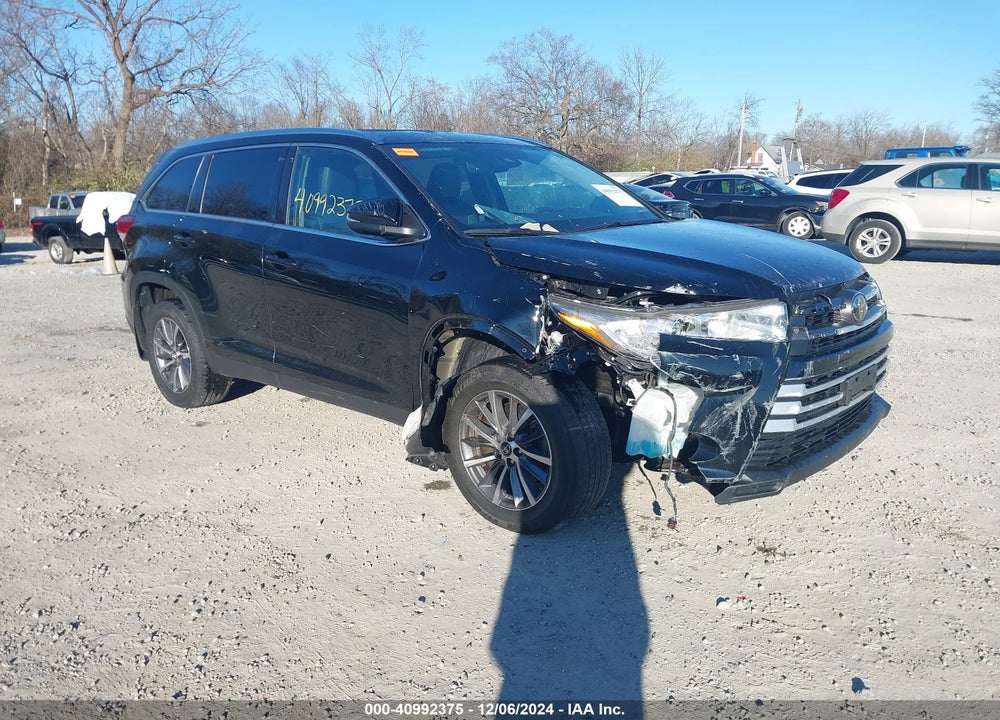2019 TOYOTA HIGHLANDER XLE VIN: 5TDJZRFH1KS597896