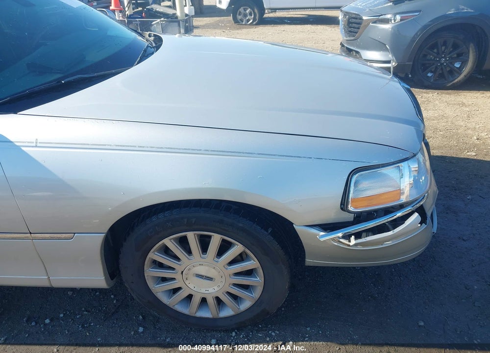 2003 LINCOLN TOWN CAR SIGNATURE VIN: 1LNHM82W73Y613693