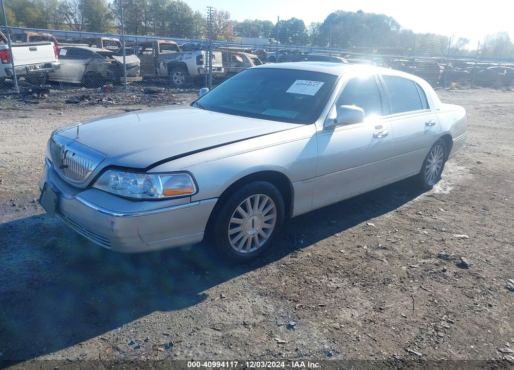 2003 LINCOLN TOWN CAR SIGNATURE VIN: 1LNHM82W73Y613693