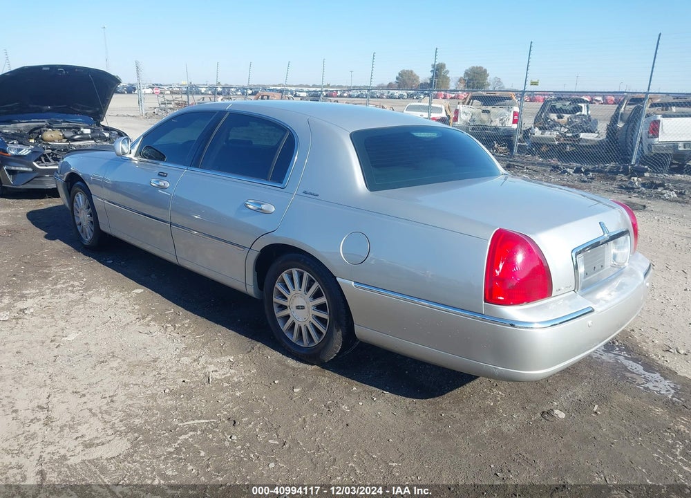 2003 LINCOLN TOWN CAR SIGNATURE VIN: 1LNHM82W73Y613693