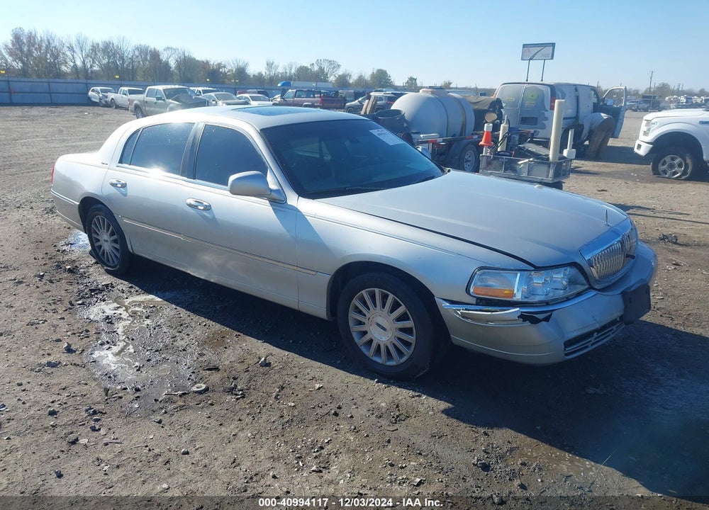 2003 LINCOLN TOWN CAR SIGNATURE VIN: 1LNHM82W73Y613693