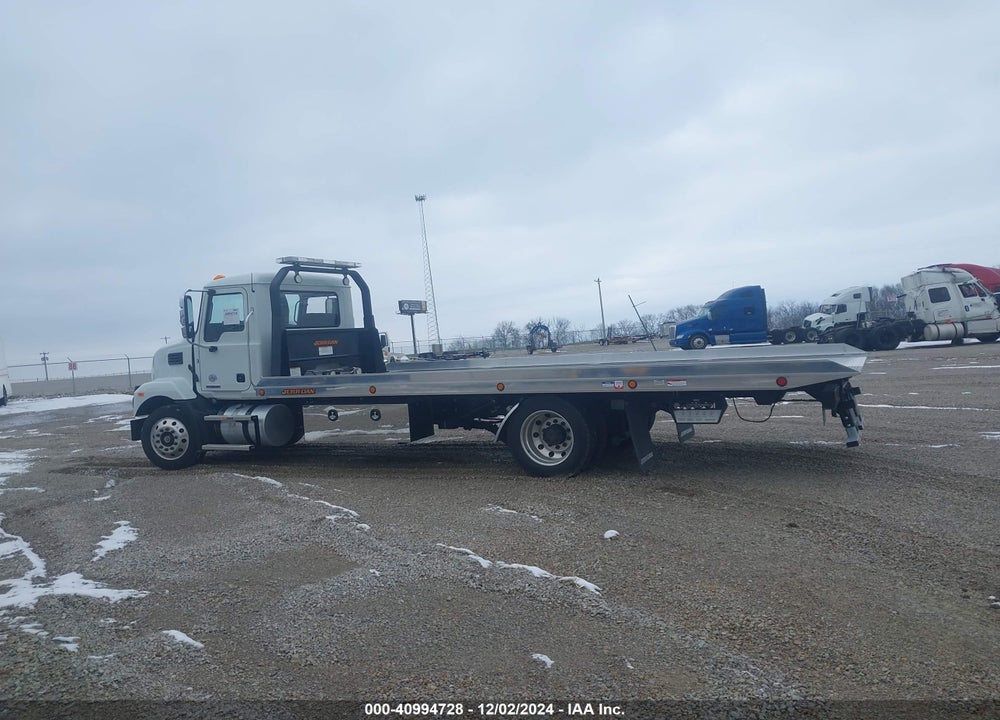 2023 MACK MD VIN: 1M2MDBAAXPS009405